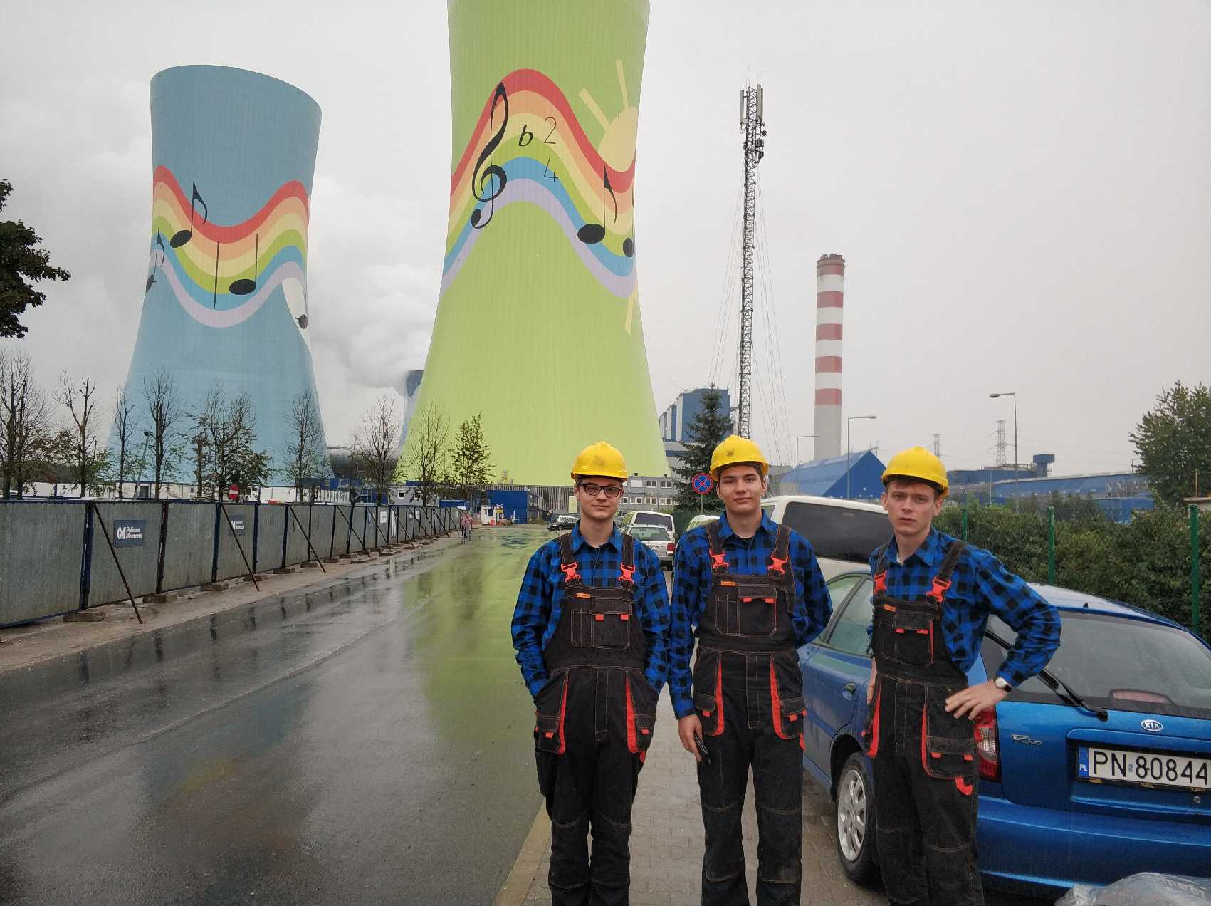 Zespół elektryków przy pracy